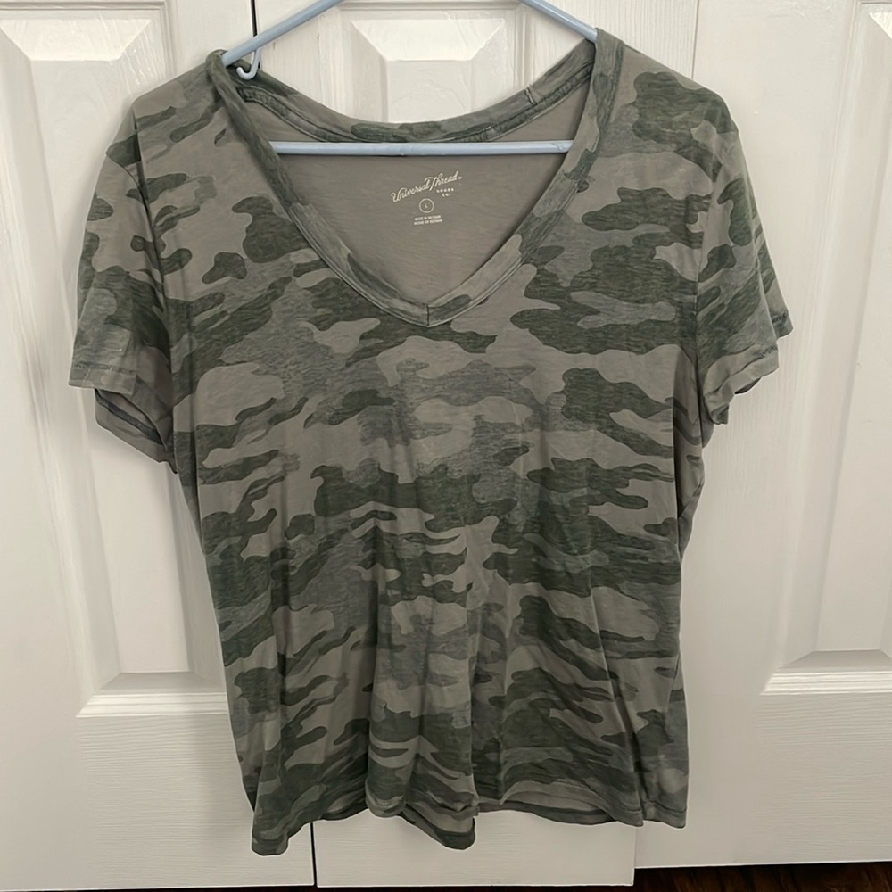 Universal Threads women Tshirt